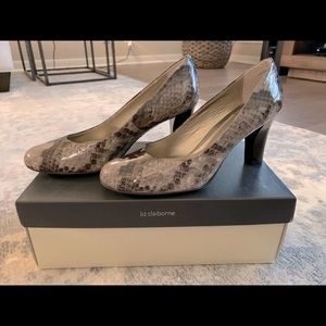 NEW Liz Claiborne Taupe/Camel Snake Skin Heels